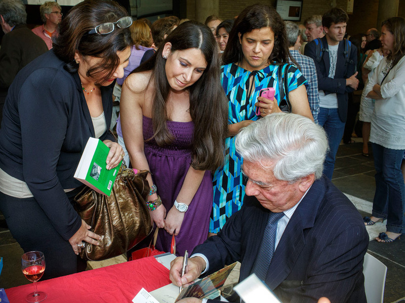 large_Book-signing-at-the-Livius-book-stand