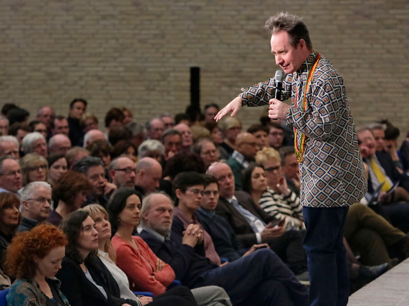 large_7.-Sellars-met-publiek