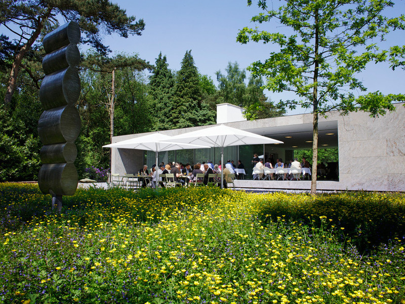 large_9._Vriendenlunch_op_een_zomers_terras